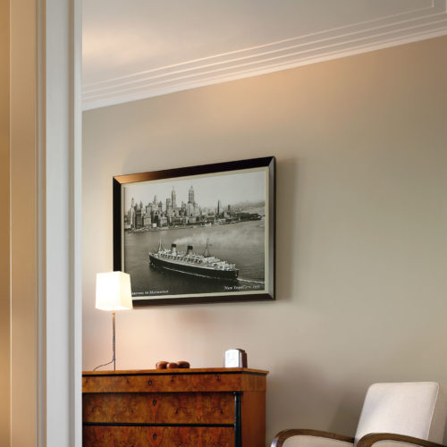Interior with New York Art Deco style molding; Art Deco interior design inspiration; Modern molding ideas