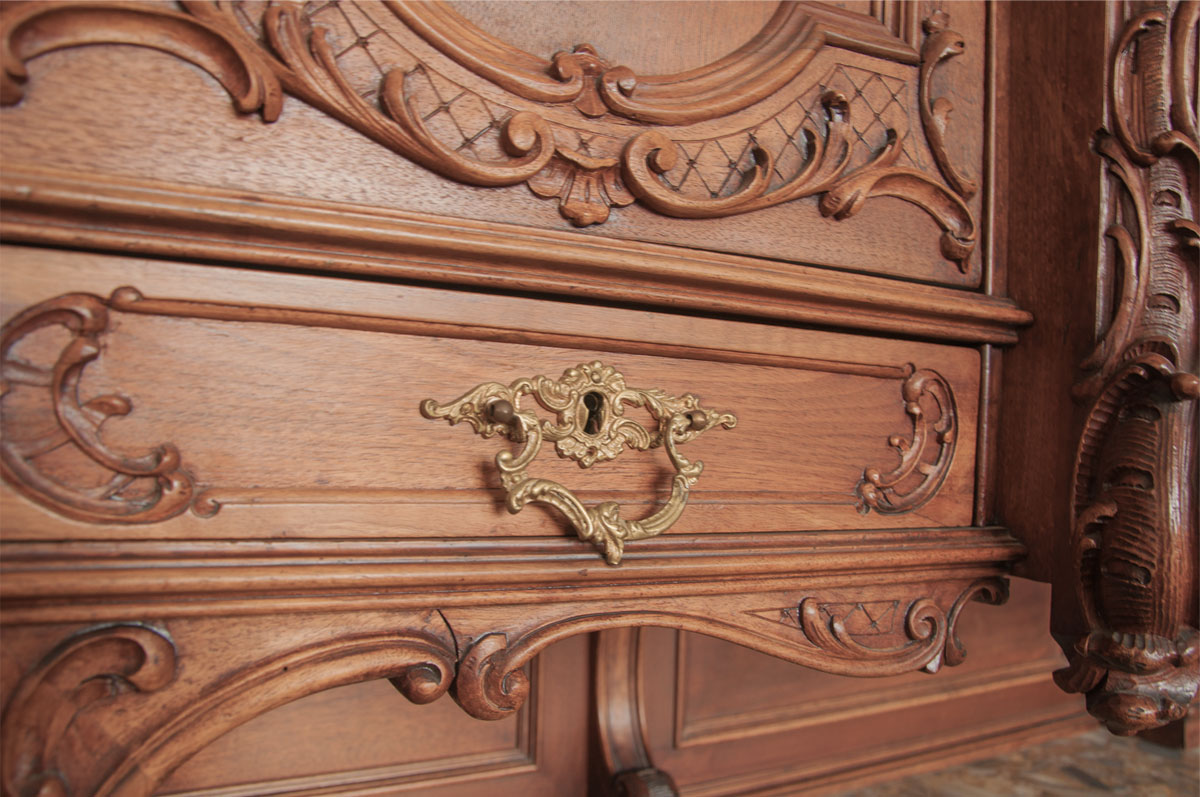 applied wood carvings and carved onlays - Inviting Home
